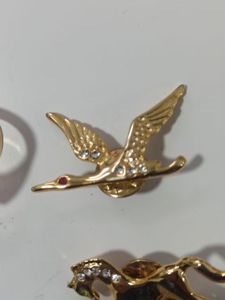Anillo y broches dorados Swarovski lote 50 euros 