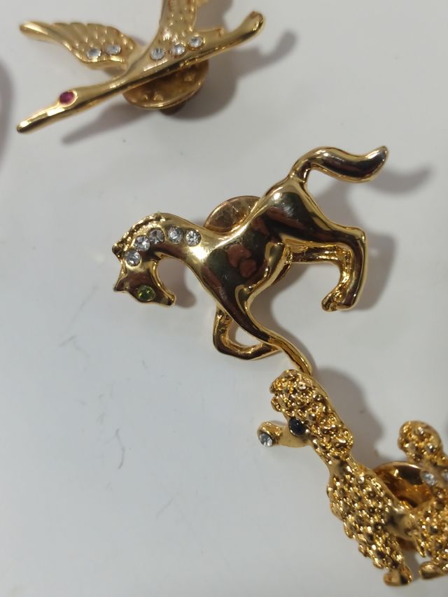 Anillo y broches dorados Swarovski lote 50 euros