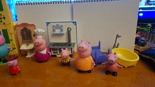 Casa PEPAPIG y 8 muñecos con accesorios.