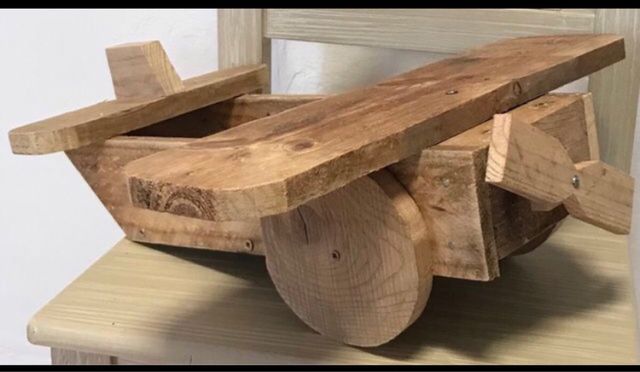 Macetero avión madera