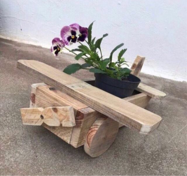 Macetero avión madera