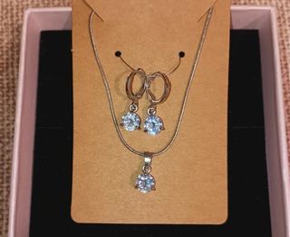 Conjunto collar y pendientes plateado