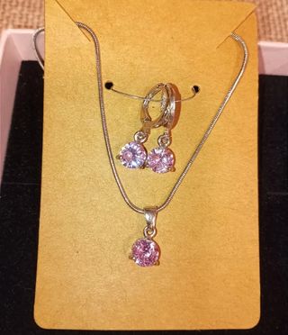Conjunto collar y pendientes plateado