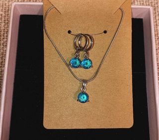 Conjunto collar y pendientes plateado