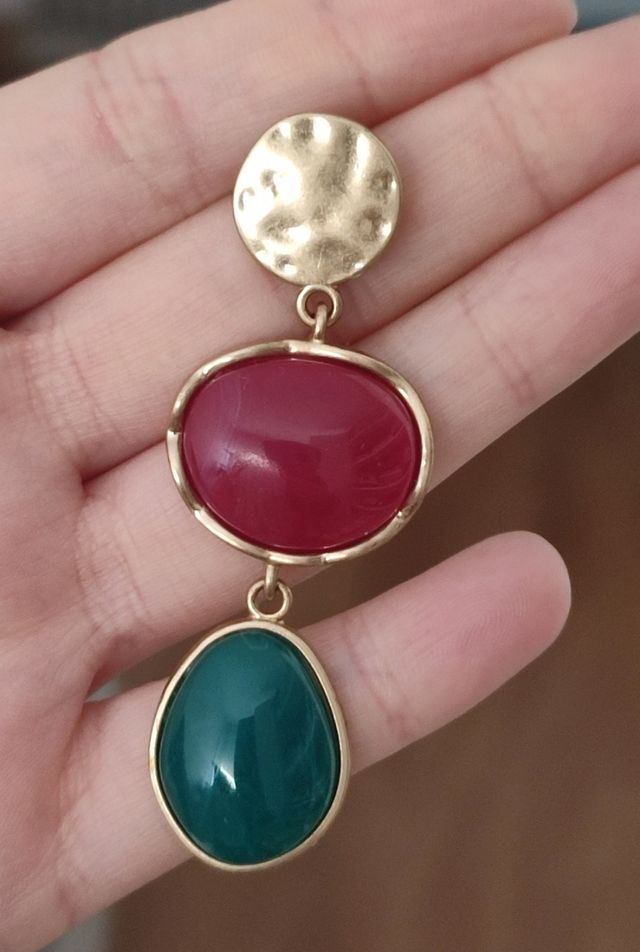 Pendientes largos dorados con color verde y burdeo