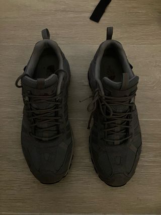 Zapatillas trekking North Face grises