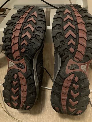 Zapatillas trekking North Face grises