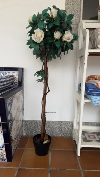 Árbol artificial con rosas blancas