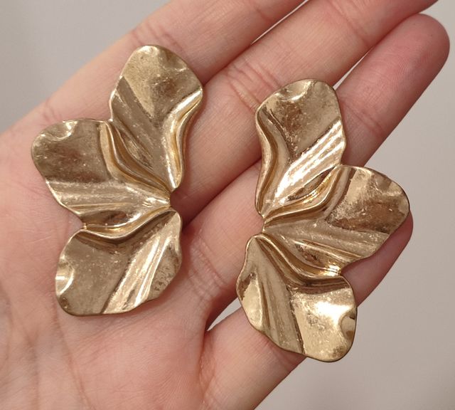 Pendientes dorados | Diseño floral