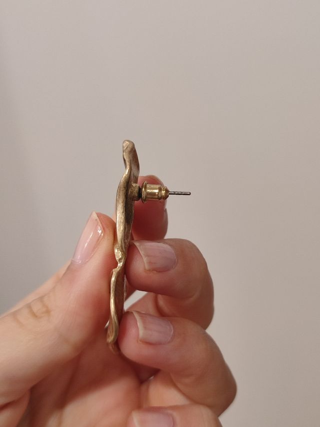 Pendientes dorados | Diseño floral