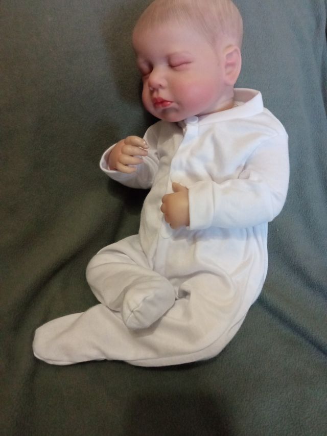 Muñeco bebé realista dormido