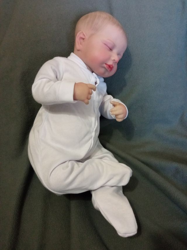 Muñeco bebé realista dormido
