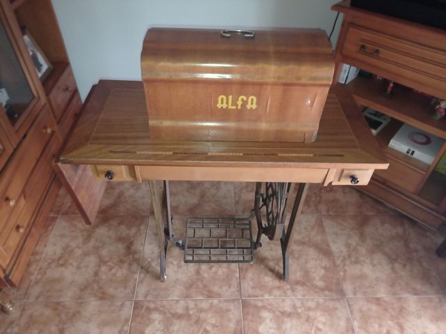 Maquina de coser antigua Alfa