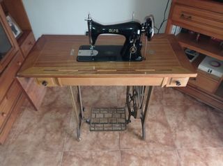 Maquina de coser antigua Alfa