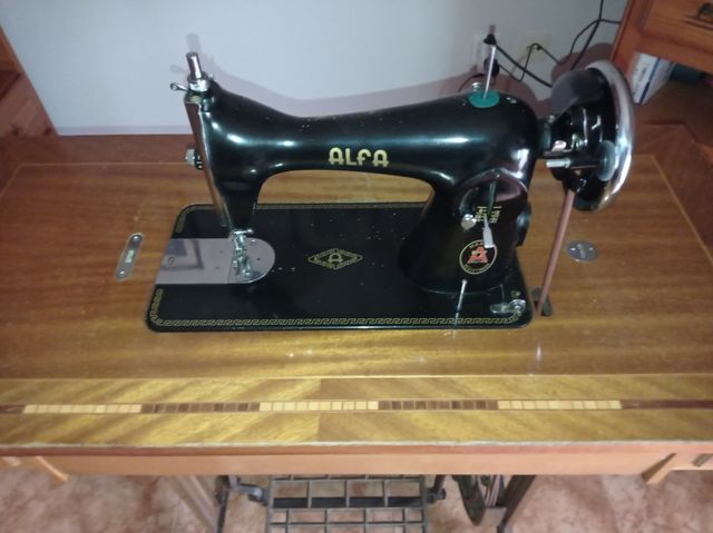 Maquina de coser antigua Alfa