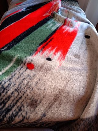 Manta roja y gris