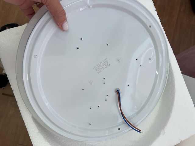 Plafon de techo con alta voz y mando