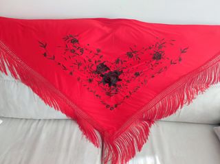 Mantón rojo y negro flamenco