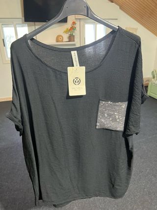 Blusa negra con bolsillo