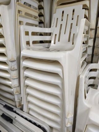 Sillas blancas resina