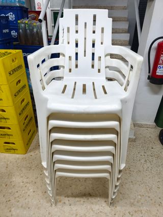 Sillas blancas resina