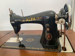 Máquina coser Alfa antigua con mueble