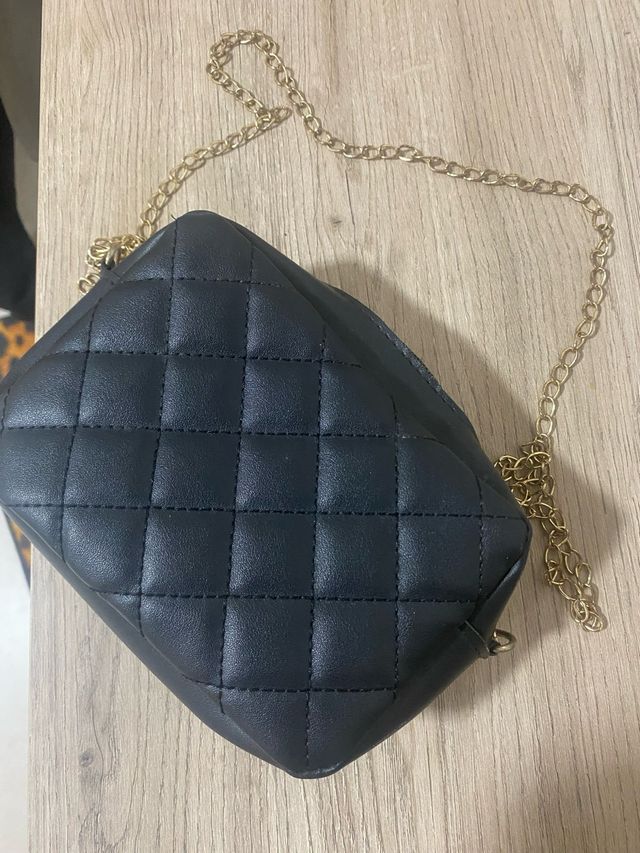 Bolso negro acolchado