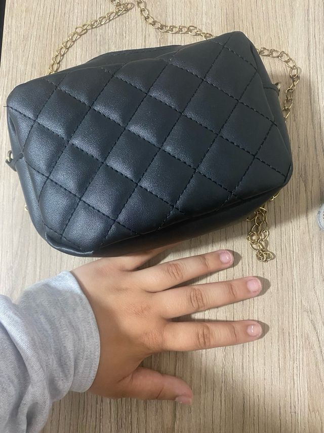 Bolso negro acolchado