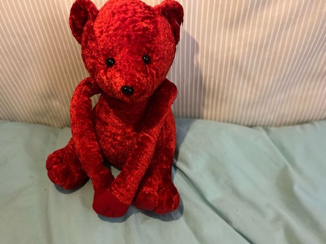Oso peluche rojo aterciopelado