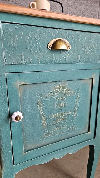 Mesita de noche antigua