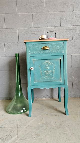 Mesita de noche antigua