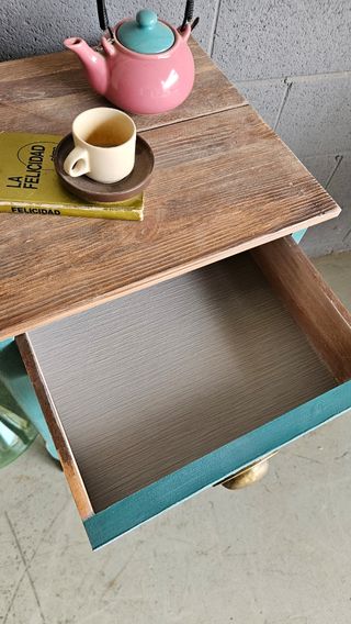 Mesita de noche antigua