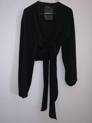 Blusa negra con lazada