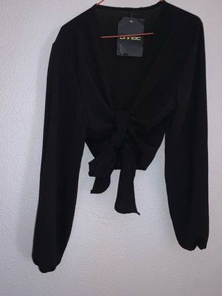 Blusa negra con lazada
