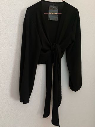 Blusa negra con lazada