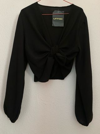 Blusa negra con lazada