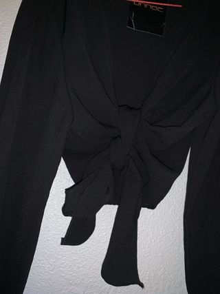 Blusa negra con lazada