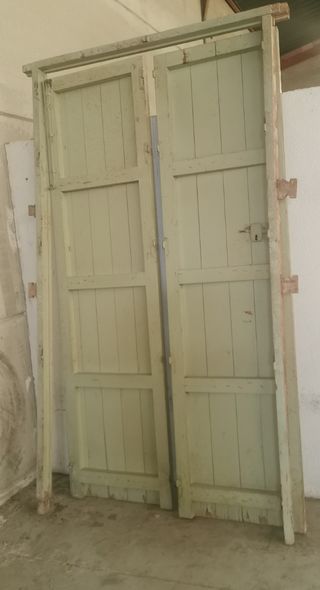Con marco. Completa. Puerta 2 hojas antigua 238 cm