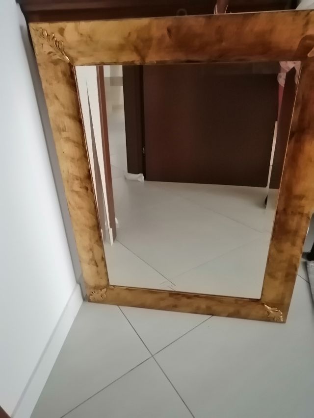 Specchio con cornice in legno dorato anticato