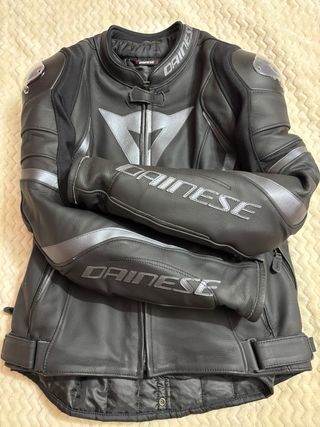 DAINESE AVRO 4 CHAQUETA



