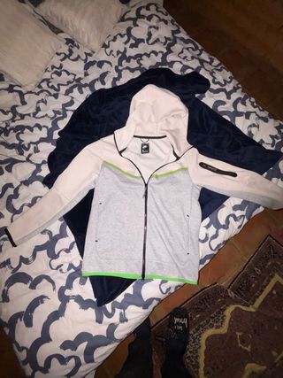 Sudadera Nike Tech Fleece gris y blanco con verde