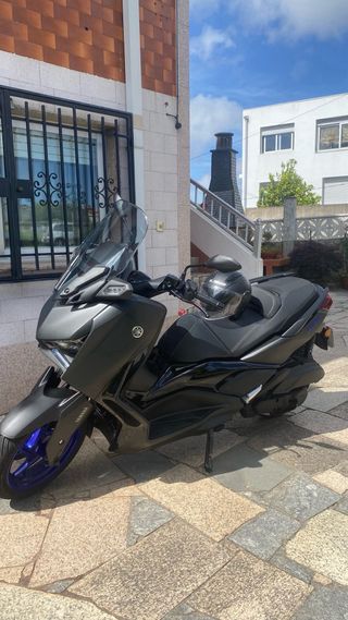 Yamaha XMAX 125 - Moto negra mate