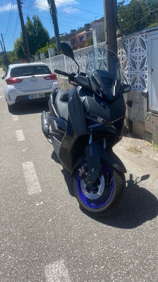 Yamaha XMAX 125 - Moto negra mate