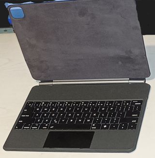 Funda Ipad en muy buen estado,listo para su uso.