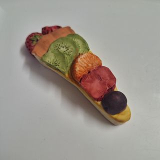 Scultura in resina Nadir torta alla frutta