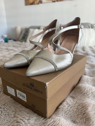 Hispanitas. Zapatos de tacon fiesta dorados