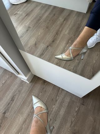 Hispanitas. Zapatos de tacon fiesta dorados