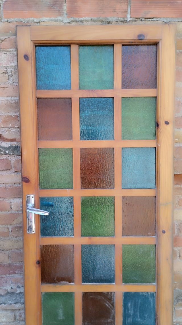 Puerta antigua con cristales de colores