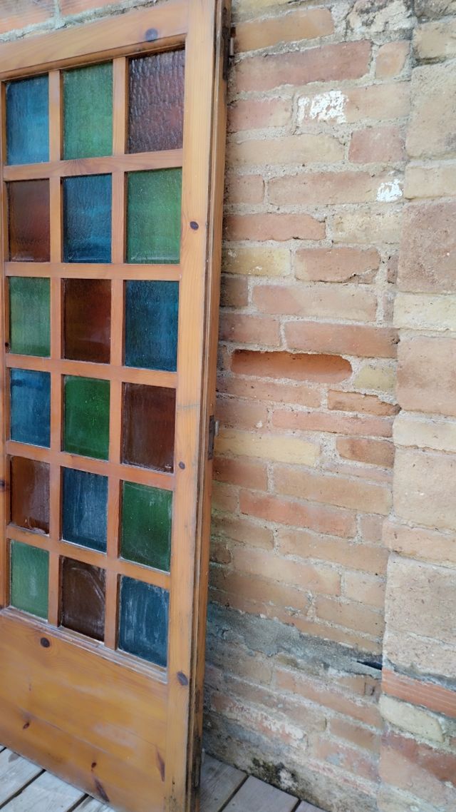 Puerta antigua con cristales de colores