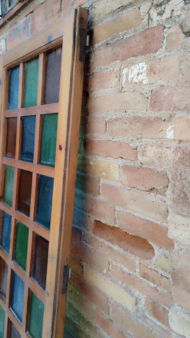 Puerta antigua con cristales de colores